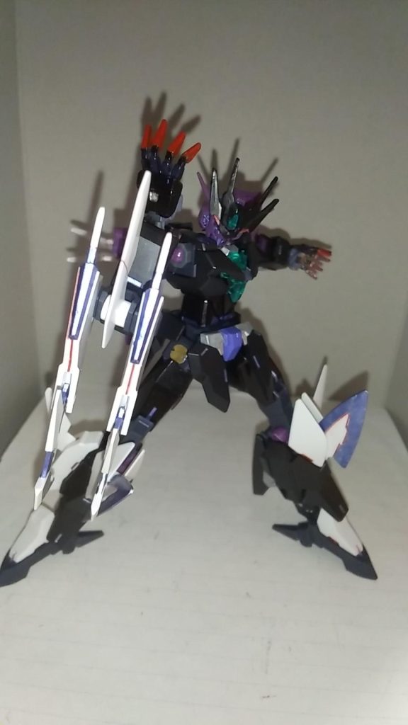 久遠妄執の姿では近距離形態から頭部の変更と手の大型している。基本は武装はクローと手である。その他は異空間を使う。この姿は憎しみと執着が形になったと言われている。強さはこの形態が一番だと言われている