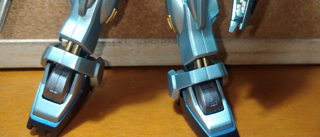 足首のシリンダーはゴールドに