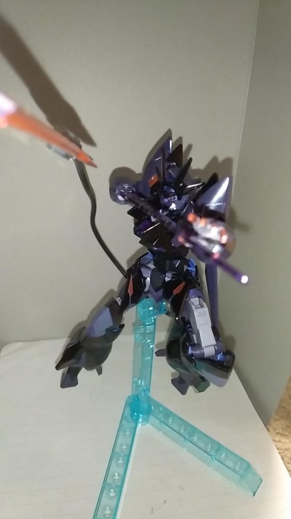 アルスアースリィの既存武器が使える。新武装「レーヴァブレイド」はこの機体のシンボルである。また遠距離戦を得意するこの機体の弱点を補う役目あり読めない軌道が特徴である