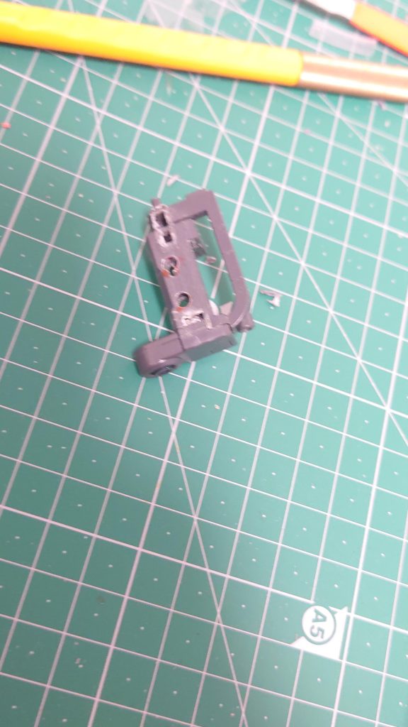 2/29 更新バックパックは制作過程にあったつなぎでは流石に不安定過ぎるので、もうザクウォーリアのバックパックにピンバイスで3mm穴を開けました。