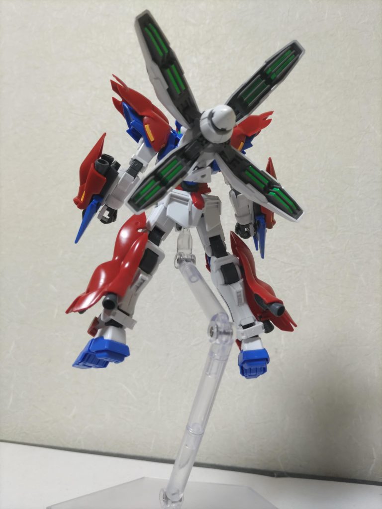 背部ブースター GNドライヴ2機を直結しているブースターユニット中心のメインブースターと四つのサブブースターで構成されているチャージした粒子を開放するフルブーストはトランザムさえ越えて瞬間移動と見紛うほどの加速となる