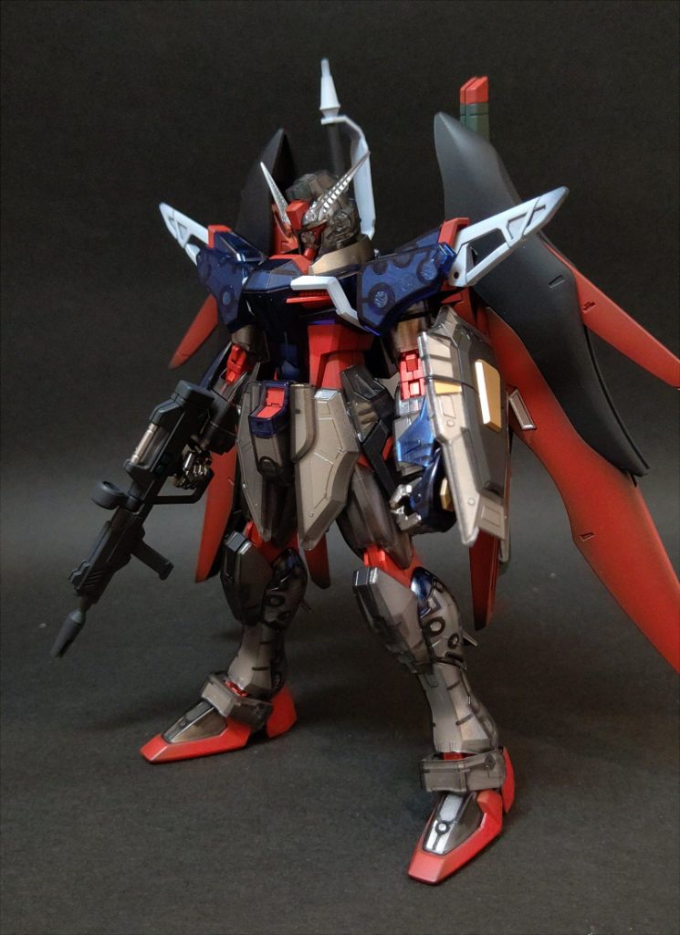 せっかくのクリアカラーなので、分身っぽく塗装するかとかいろいろ考えましたが、自分にはそんな技量はないので、単純にクリアカラーのガンプラの全塗装として完成させました。