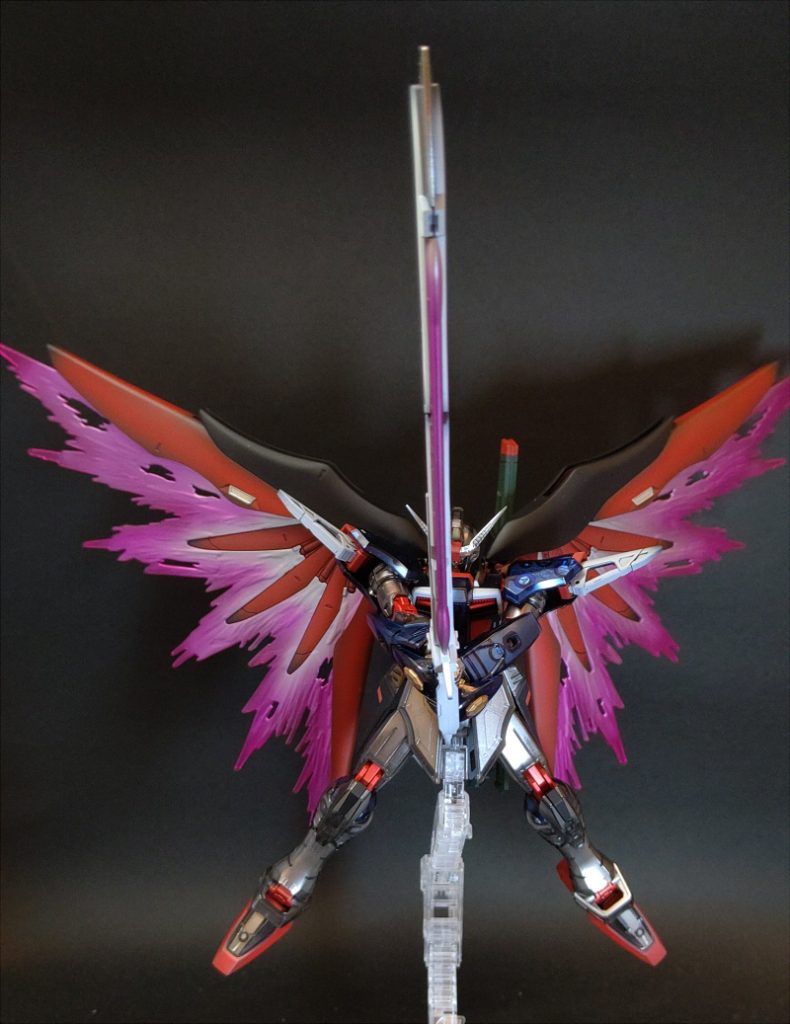 光の翼展開!ガンダムマーカーのトランザムホロレッドがめちゃくちゃ似合うというのをよく耳にするんですが、自分はガンマカのエアブラシを持っていないので普通にエアブラシで塗装しました。