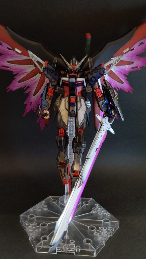 最後はブラックナイツを全滅させた後の決めポーズで!スパロボのとどめ演出みたいでマジでかっこよかったよデスティニー!!載せきれなかった写真や塗装レシピなんかはブログでも紹介してますのでよければこちらもみていただけると嬉しいです!https://jinbeblog.com/hg-destiny-specii-finish/