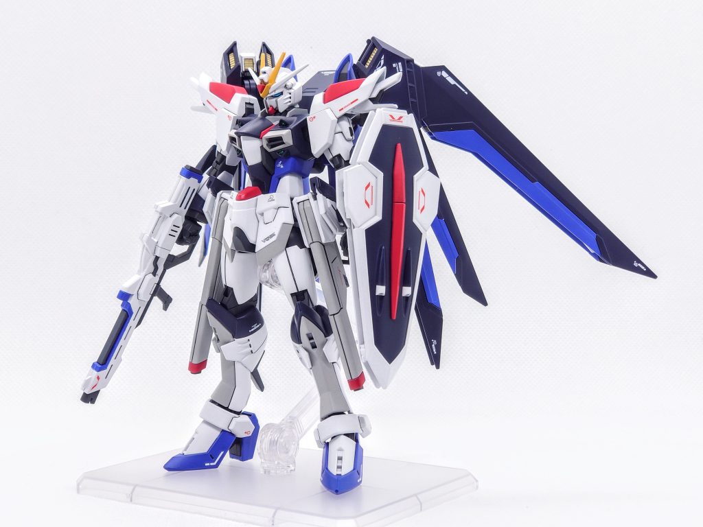 部分的にイモータルジャスティスの部品を使い雰囲気を変えています。フェイスは顎の形状を変更してフリーダムに寄せました、プロポーションは股関節と太ももで合計2.5mm延長、フロントスカートを1mm下にずらしています。