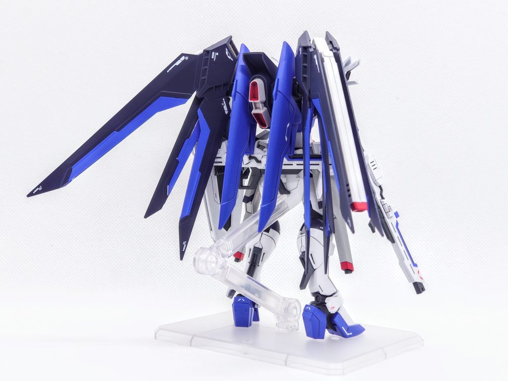 背面変形用の機首は外してスラスターユニットに交換しました。