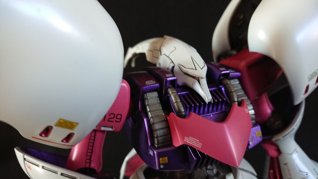 本体はメタリックカラーとパール塗料で塗装してます。