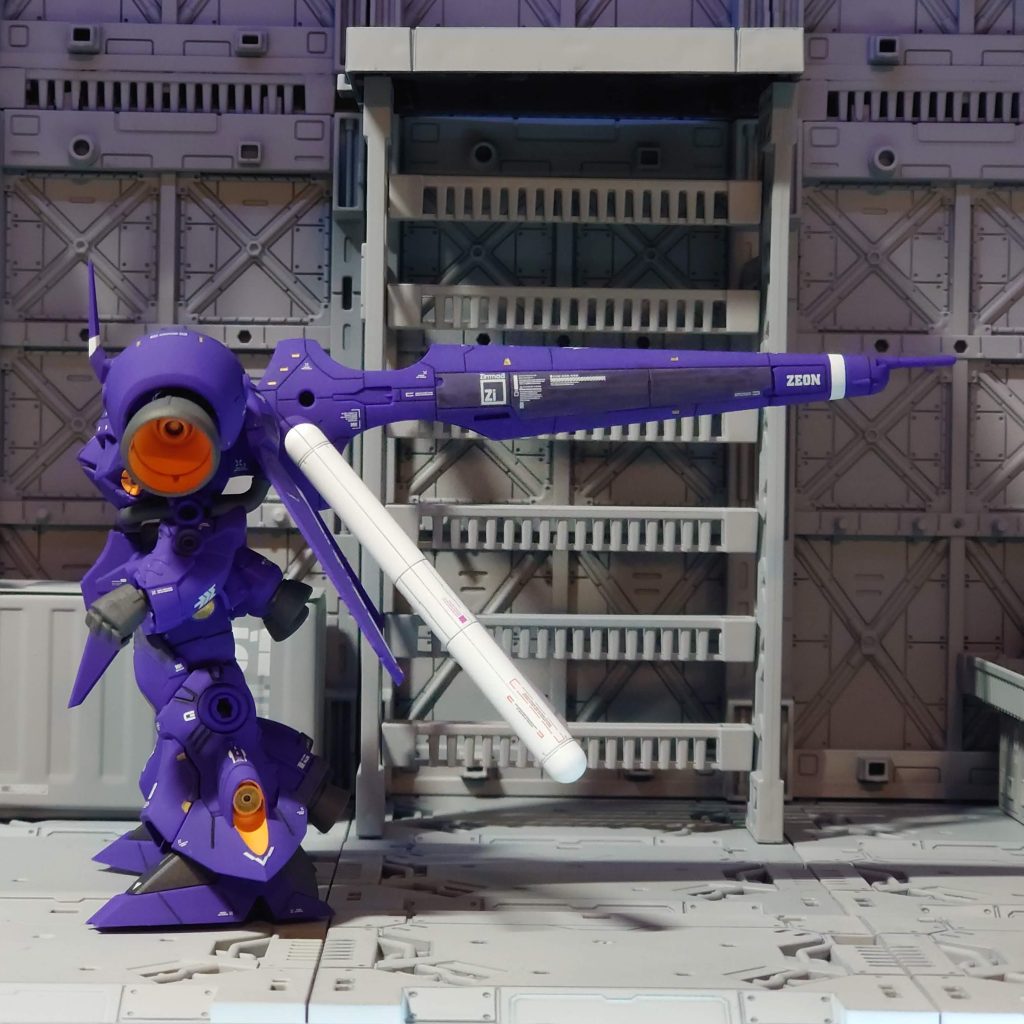 真横のアングル。シュツルム・ブースターの存在感が半端ない。