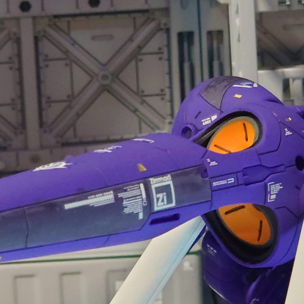 設定によるとAE社から横流しされたパーツを多用してあるとの事で、デカールどうするか迷いましたが、結局ケンプファー用に準備していたツィマッド社のロゴを我慢できずに貼ってしまいました。