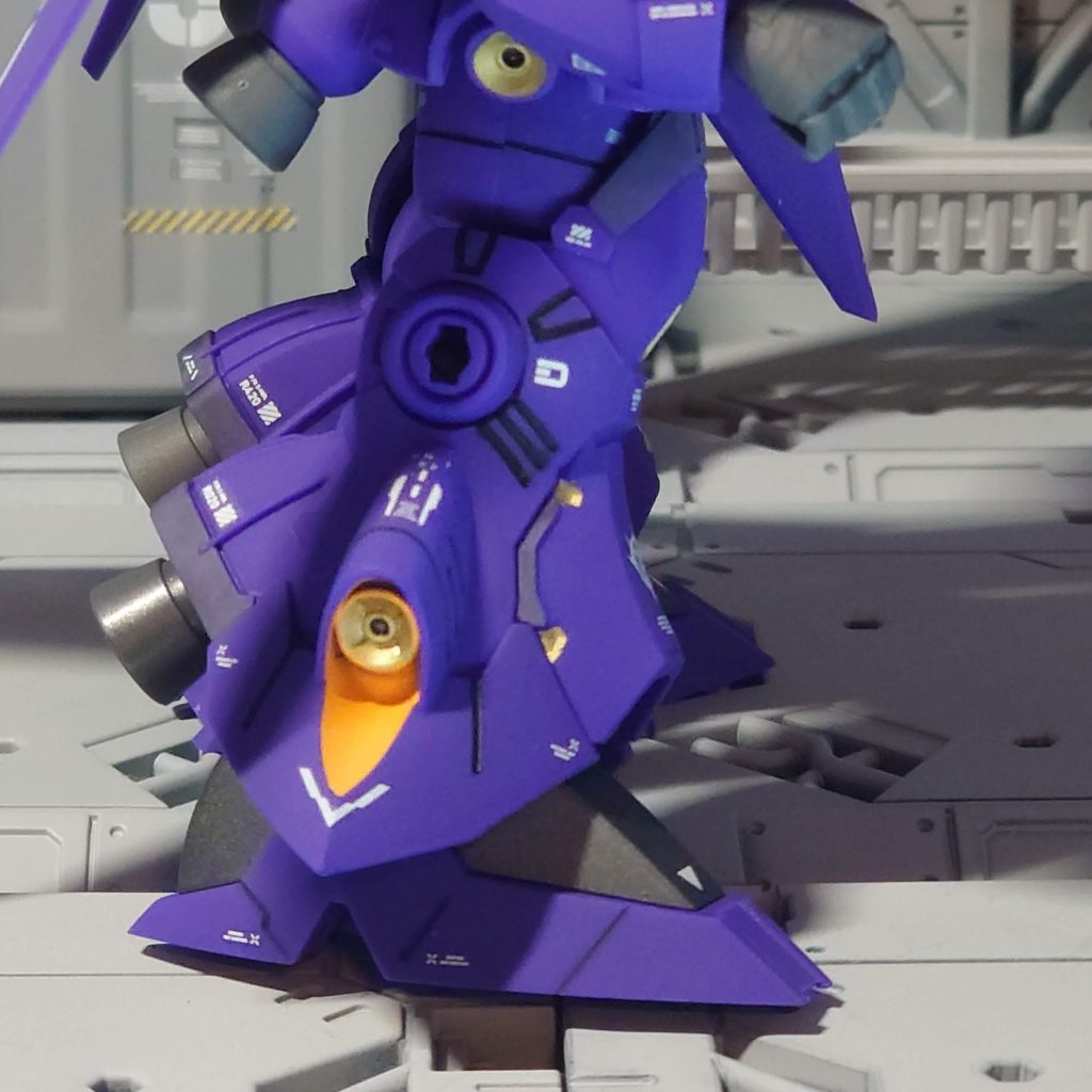 塗装済みのバーニアはオレンジですが、未塗装バーニアと一部バーニアは隠蔽力の高いガンダムマーカーゴールドで塗装。ほか数カ所、塗り分けで同じくガンダムマーカーのメカグレーを使用しましたが、トップコート吹付け後にムラが目立ってしまいました。サボらずにスプレー塗装すれば良かったです。今回の反省点。