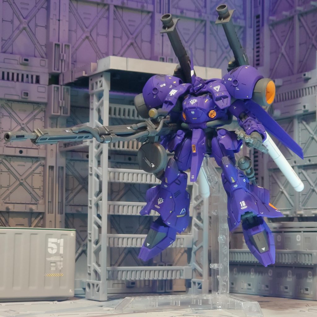 武器も仕上げたので追加掲載。背中にジャイアントバズ、右手にビームライフル、左手にショットガン、両脚にシュツルム・ファウスト。