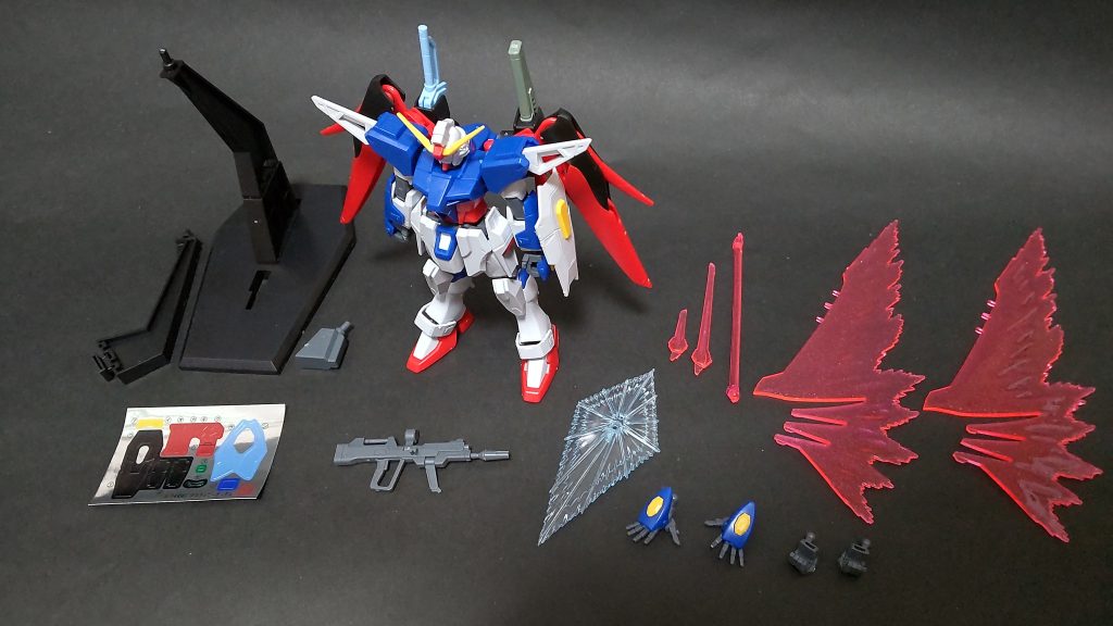 本体:HGデスティニー(2005年発売)リアタイ勢にとってのデスティニーはやっぱコイツよ。今でこそHGCEに見劣りしちゃうけどゲームでの活躍や本編での不遇っぷりもあってか様々なファンから長く愛されてきた名キット。ちなみに今回のは老眼で1/144が組めなくなった元同僚から譲り受けたもの。彼女の寂しげな顔が思い起こされる。ちゃんと組んだよ〜!