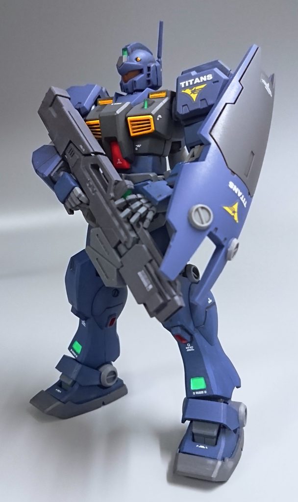 改造はジムカスタムの下半身に、ジムクゥエルの腰は初めて1mm延長してみました。あとヘイズルのライフル、塗装はいつもと同じで一部ガンダムマーカーとシタデルカラーにて塗装して、上半身はほぼ成型色のままでつや消しクリアにて仕上げました。 