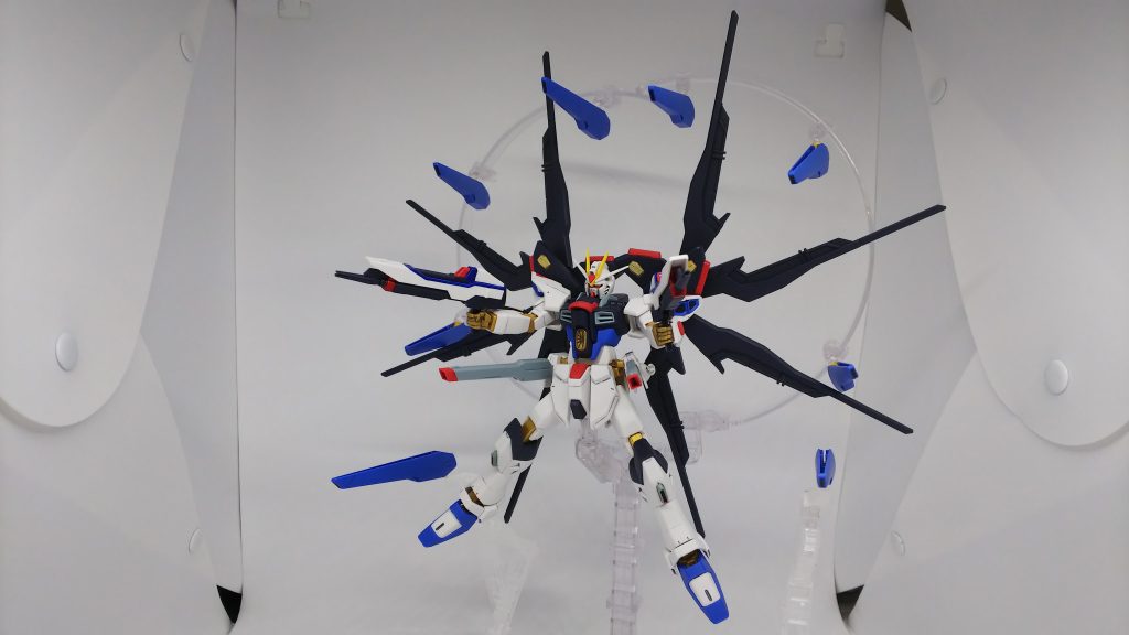 パケ絵再現のハイマットフルバースト。これがやりたくてフライングベースを入手しました。そして撮影にかなり苦労しました。手持ちのディスプレイスタンドもフルバーストです。