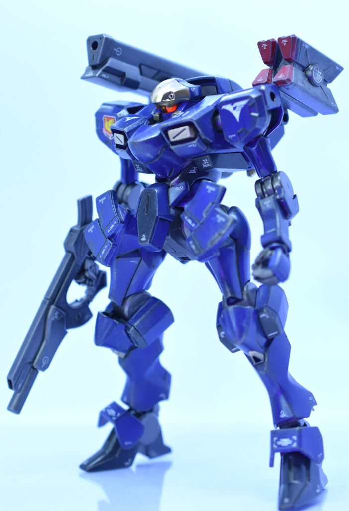 メインカラーはティターンズブルー1と2。関節は焼鉄色、差し色はゴールドとレッドで半光沢トップコート。武器はガンメタルのつや消し。ブラックライトでモノアイが光ります。