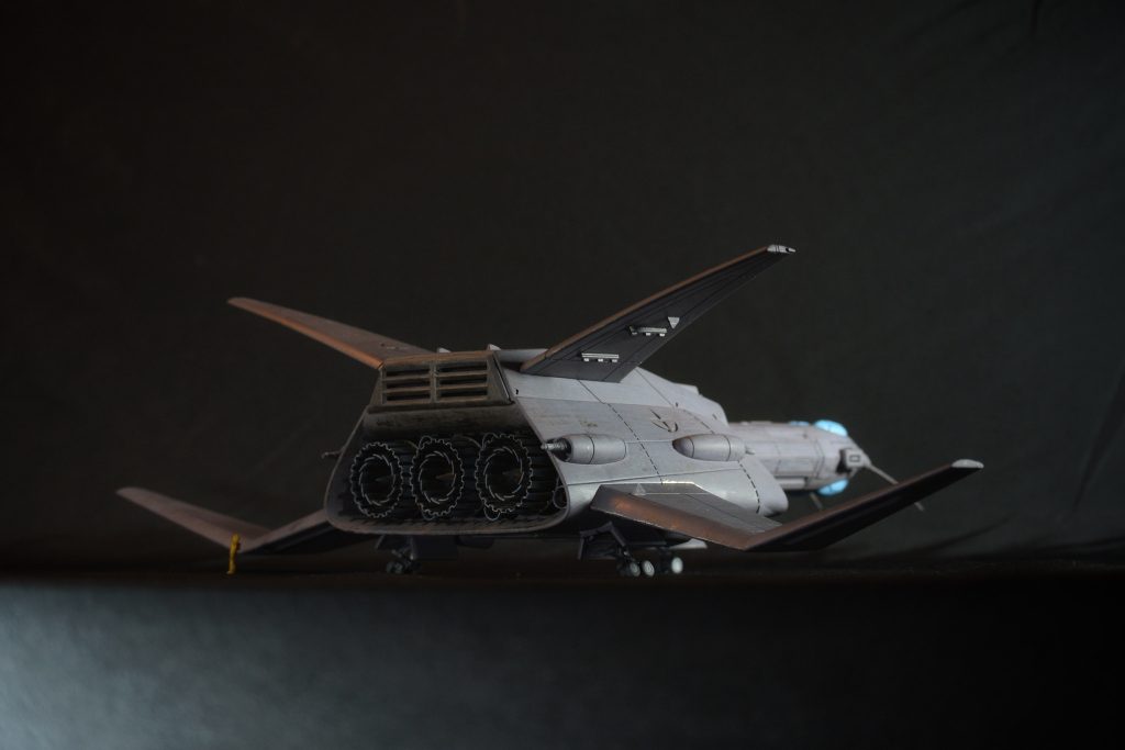 背面のスラスターはシャープさを追求して3Dプリント。空いたスペースには設定にないサブスラスターで埋めて情報量アップを図りました。