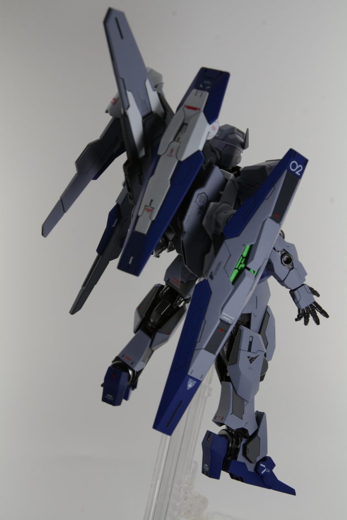 ■リヤビュー_1背負いもの右側:AIで遠隔操作する盾2枚(大・小)左側:AIで遠隔攻撃するビットステイブを背負わせて、攻防どちらも対応できるような脳内設定にしました