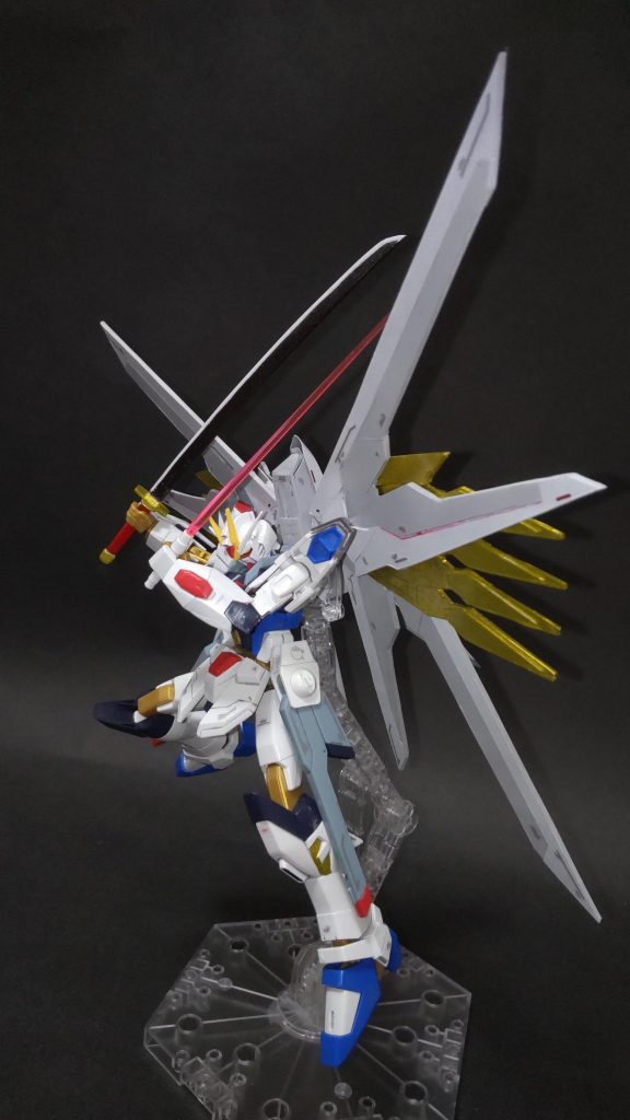 本体のほうはウチの娘が暇つぶしに組んだHGCEストフリを使わせてもらいました。存在自体忘れてたくせにいざ完成したら「私のでしょ?」と詰められましたが、ポケカ2パック(約1100円)であっさり許されました。ポケカ万歳。