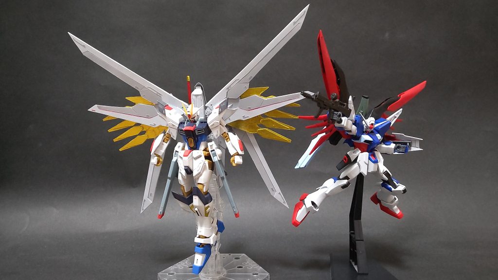 オマケ。旧キットHGデスティニーと一緒に。19年前に発売された時はデキの良さで騒ぎになったよね。 うん、わかる。気が向いたら このディスティニーも別記事で投稿したいと思います。それではまた。