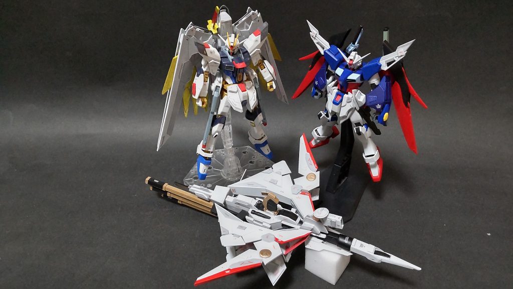 「さぁシン、最後はこれ。どのご家庭にもあるゼウスシルエットを...」おいなんか出来てるぞ!?いやぁ作っちゃったよねぇ~。完成まで手が止まることなく作業しちゃいました。やっぱシンが今まで受けてきた不遇を全て覆したってのはデカすぎる燃料だったんですよね。「腕を破損すると武装の大半が使えなくなる欠陥機www」とか20年近く言われ続けてきた、その上での無双でしょ?そりゃ泣けてくるよ、泣くよ。いやむしろ満面の笑みでポップコーン食いながら見るわ。良かったねシン。小遣い足りるか?だったらファンとしては作らざるを得ない。これが長年追いかけてきた俺達に最高の結末を用意してくれた映画への、感謝のフルスクラッチじゃい!「お前の装備を受け取れっ!!!」