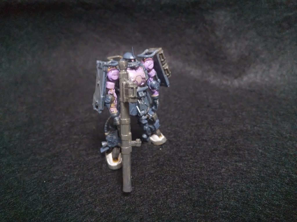 想像以上に悪い出来…。唯一、モノアイだけはまともに塗れたかと…。