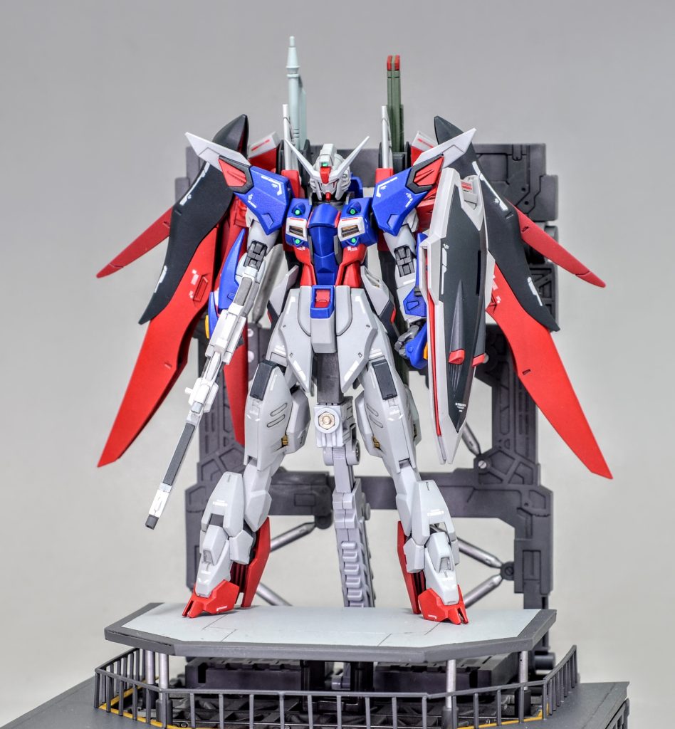 カタパルトへ上がるエレベーター上で駐機しているイメージです。