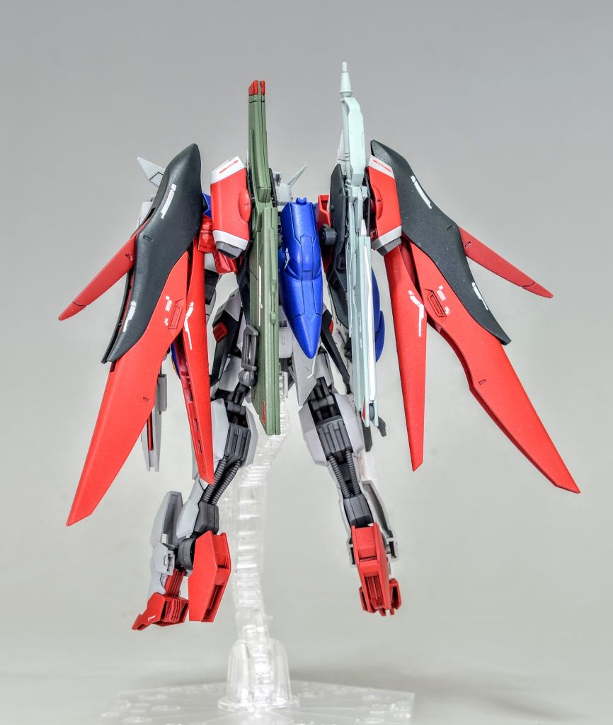 バックパックはイモータルジャスティスのものにブースターを接続する軸を延長してデスティニーの背面武装を取り付けられるようにしました。