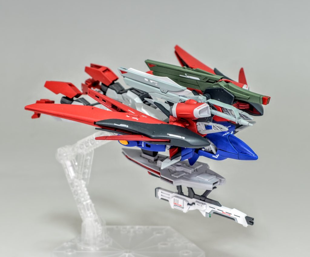 背面に武装があるので空力性能は低下しています。