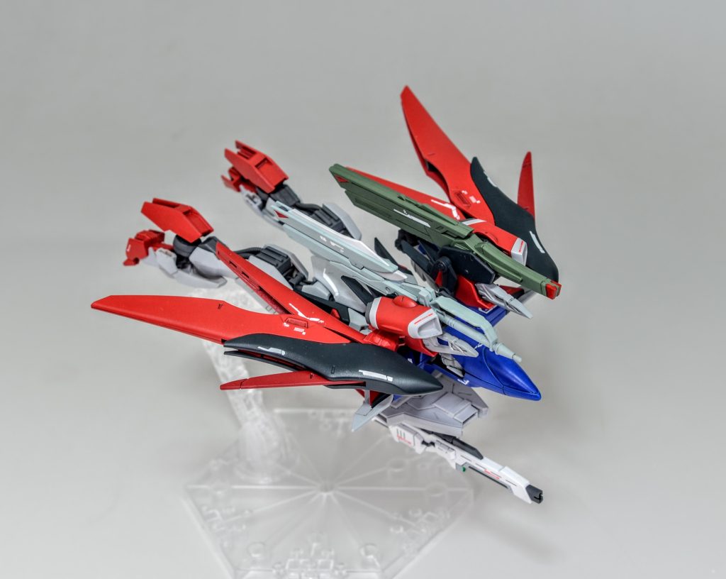 高速飛行形態への変形も可能。