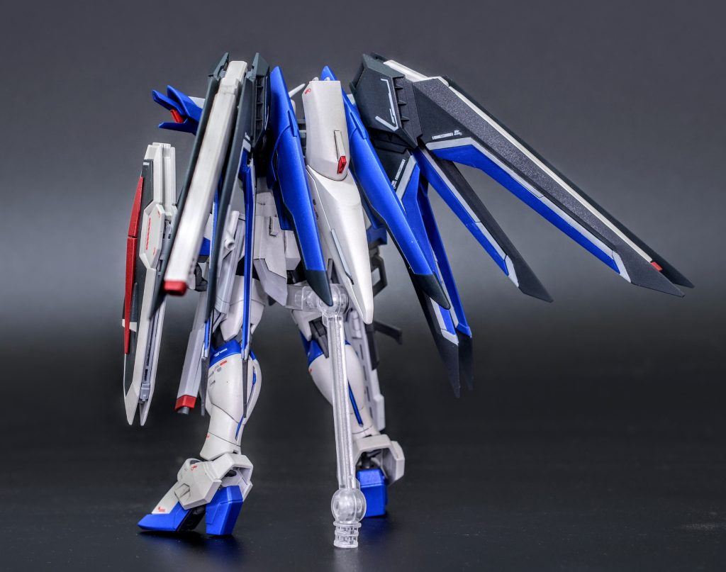 改造箇所は首関節、二の腕、足首、フロントアーマーの延長と股幅の狭小化等で主にスタイルアップの工作を行っています。