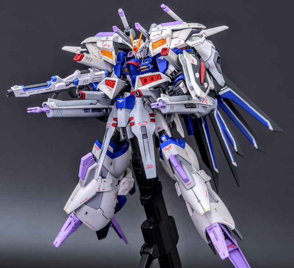 フルバーストです。通常の砲門に加えてビーム砲✕4、レール砲✕2、ミサイルポッドなど火力が大幅に強化されています。