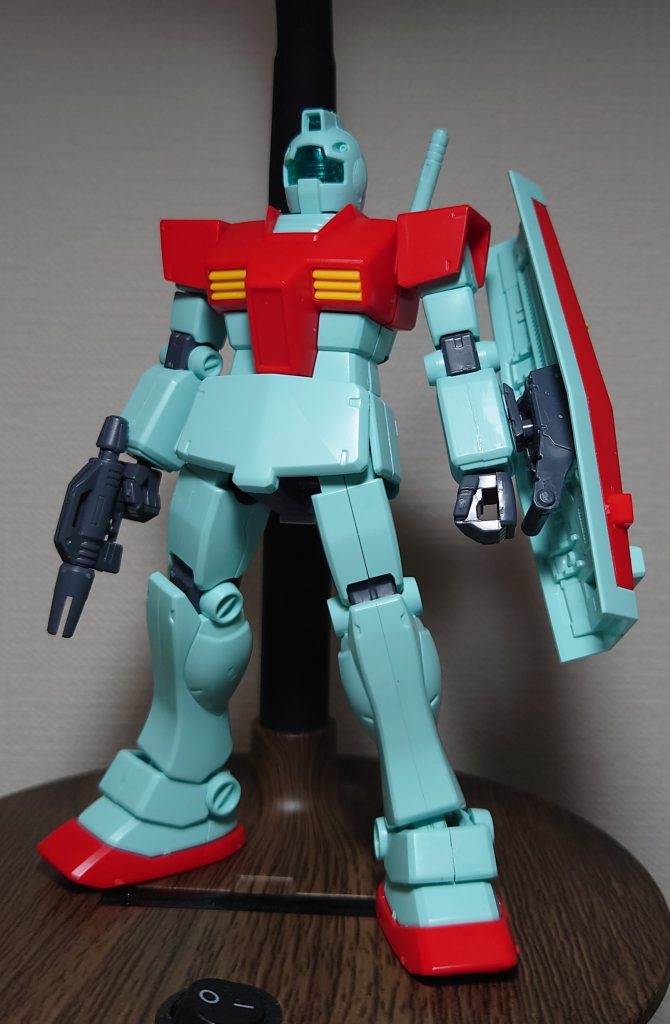 腰のポリキャップの方向を変えて前後に腰が曲げられるようにしました。その他はそのまま。