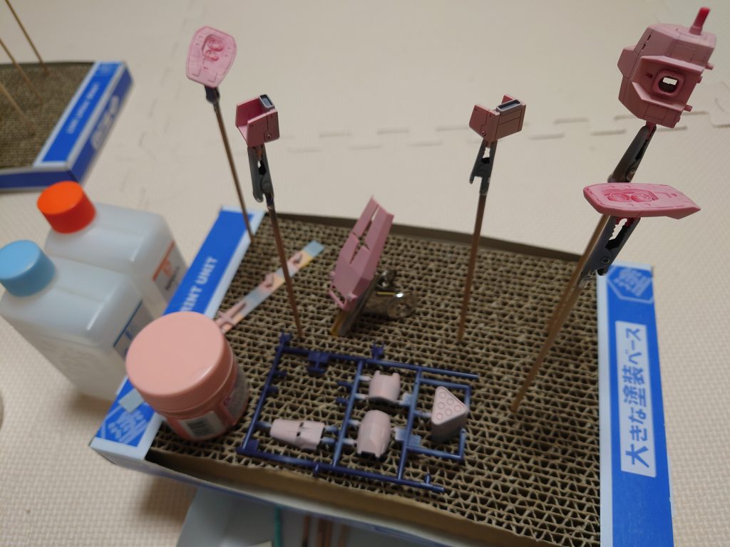 赤と黄色のパーツは隠蔽力が弱いのでピンクサフをベースにしました。この前にグレーサフベースで塗装して塗膜が厚くなってシンナードボンしています。