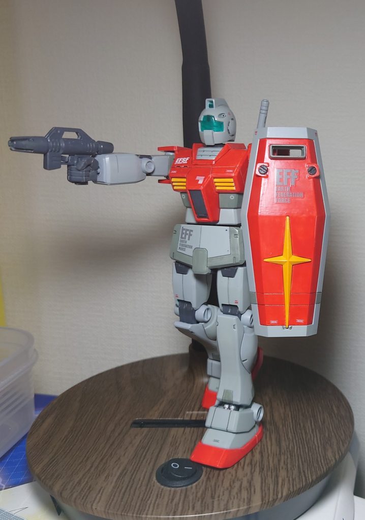 旧キットの箱の横にある作例と同じポーズを。