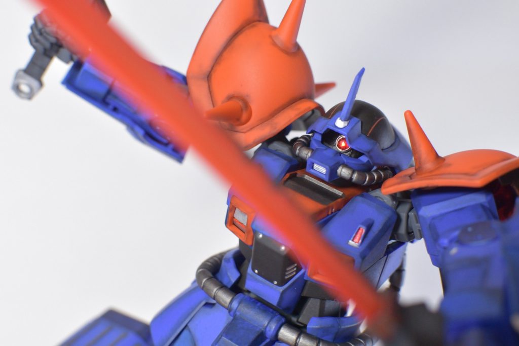 モノアイはハイキューパーツのプレートにスワロフスキーを装着UVレジンでレンズ状にしています。表面と奥で綺麗に反射するのがかっこいいんですよね。