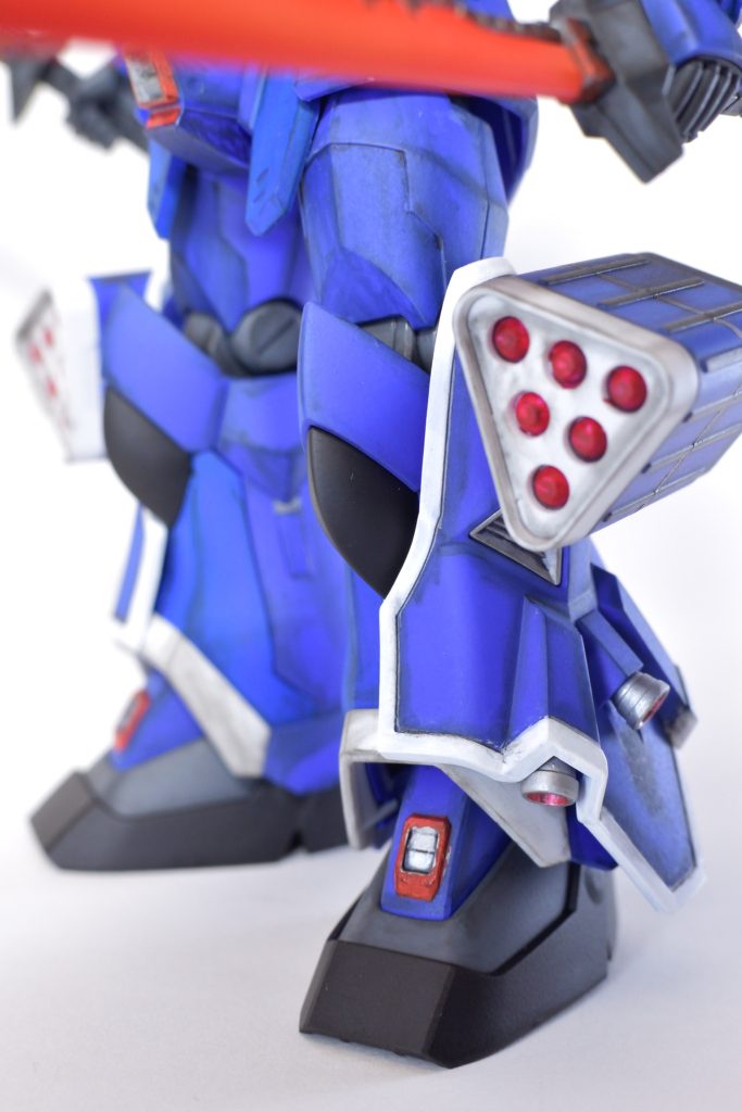 色分けもなかなか優秀…ですが脚側面の白縁がシール処理で頭を抱える。どうやっても手間なので他を組む合間に筆塗りを重ねていきました、袖口も同様。