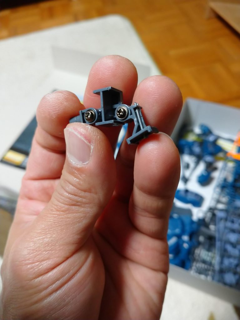 組み立て中にｿｯｺｰで骨折させて萎えた膝関節は、針金差し込んで添え木としレクターシール(鉄みたいに硬くなるパテ)で固めてやりました。これでもまだ左右にグラつきますが仕方ない…