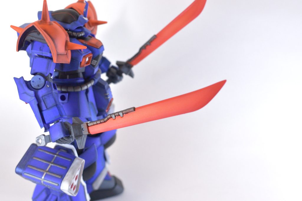 今回の初挑戦ポイント、ヒートサーベルのグラデーション仕上げ。ここだけエアブラシ使用で白→蛍光イエロー→クリアレッドと塗っていきました。柄の部分には銃を組み込んでみようかと仮組みしたものの、ミサイルポッドに接触することが分かって断念。