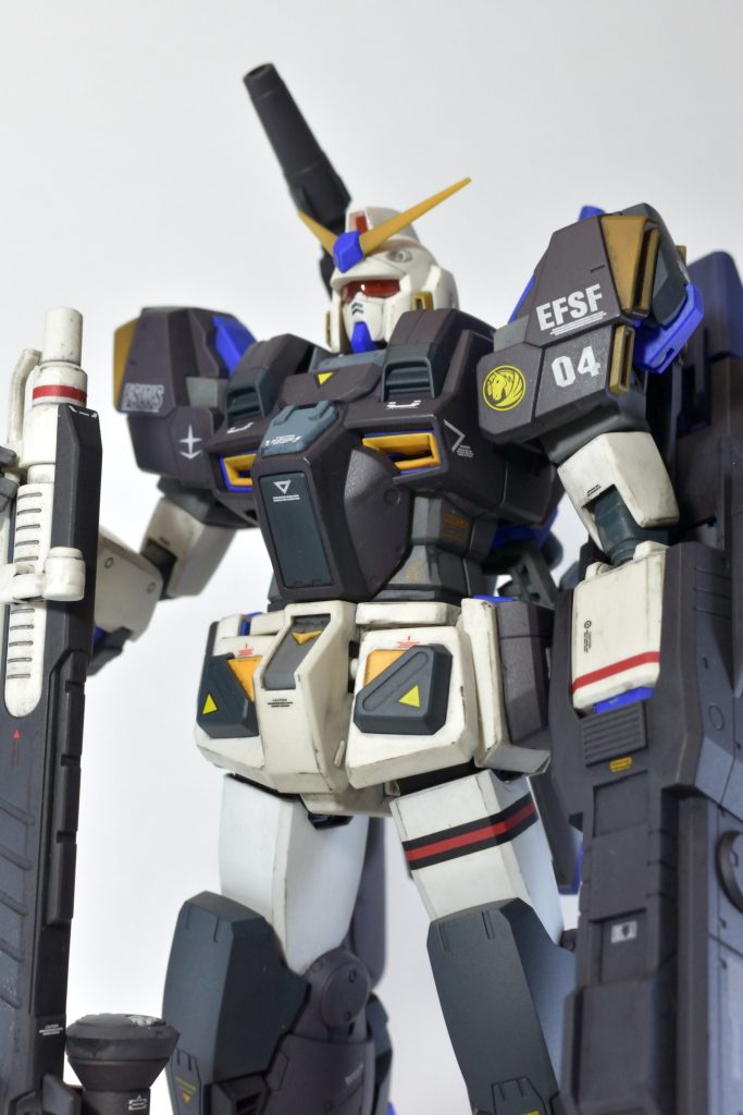 三角マーキングや腿のラインがあるとMSVっぽさが増しますね。お手軽ミキシングでしたがヘビーガンダムそのままでは物足りないところを盛れたかなと満足してます。それでは、ここまでご覧いただいた皆様ありがとうございました。