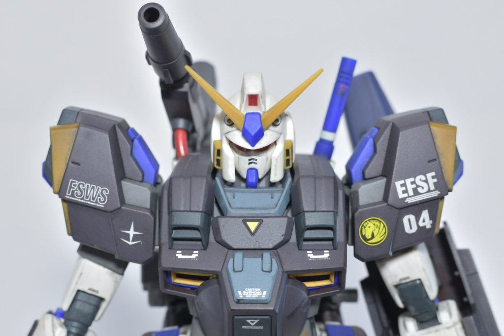 G04のパーツはほぼ成型色のままです。無骨な強化部分とコントラストが出てこれもアリかと。ウェザリングカラーでのフィルタリングを初挑戦、これで全体的に質感が近くなった気がします。