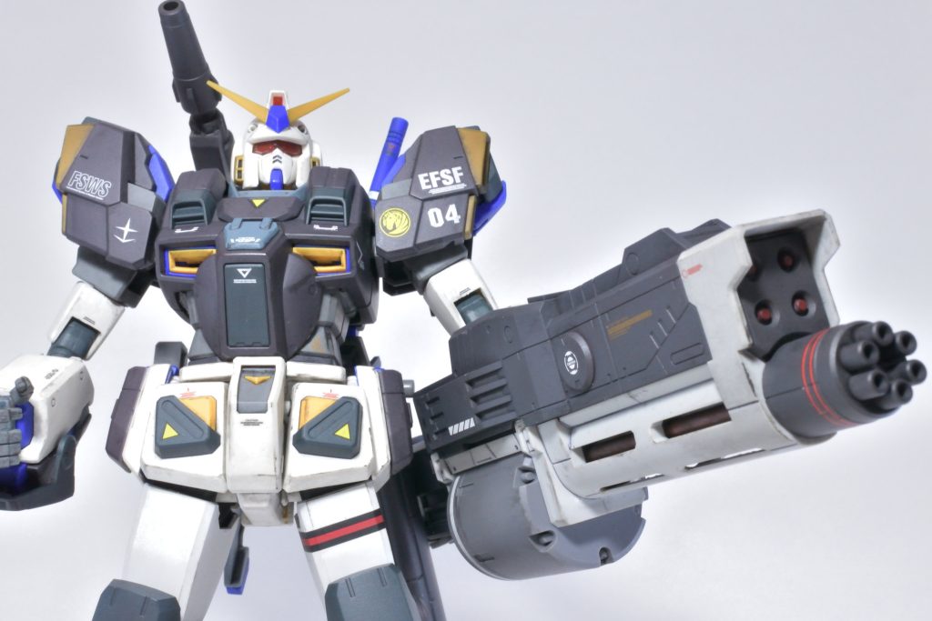 胴体部分はG04を削りに削って合体、ダクト部分だけ切り取りヘビガン側に合わせてあります。バイザーアイも勿論必要なので移植。