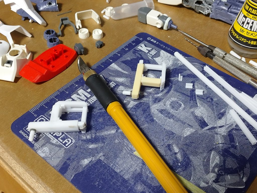 今回のキモであるラケーテンバズのホルダーは年末年始またいで構想を練った結果、「現物合わせで部材切り出しとにかく形にする。固定方法はダボの凹凸のみ」という場当たり的な方法になりました。タミヤの角棒Ｈ型Ｌ型コの字型プラ材の組み合わせです。