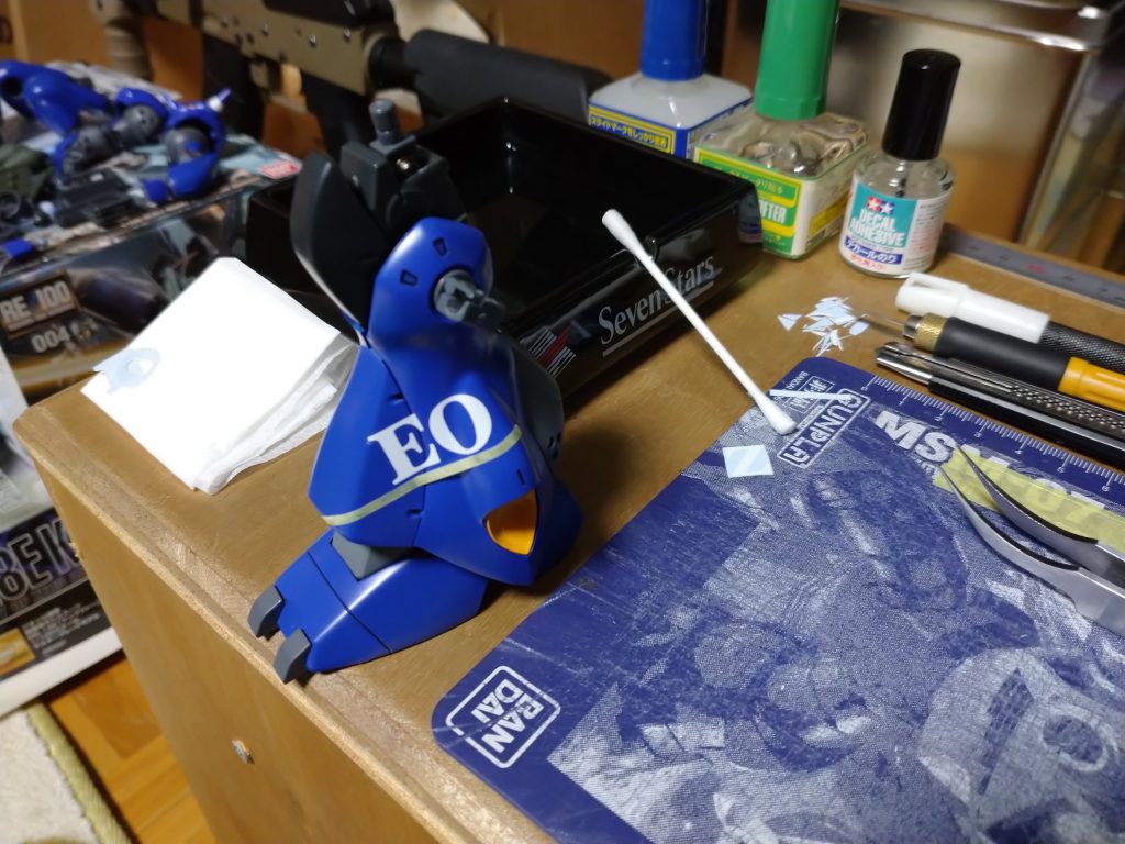 カトキ版作例によく見られる大判デカールを貼ってみましたが複雑な三次元曲面故にシワが発生しそうでしたので、一文字ずつﾊﾞﾗした後ズレないようテープをガイドにして貼りました。実戦で型式や愛称デカデカと記入するとは思えませんが、国籍ならｷﾞﾘｷﾞﾘセーフかなと…