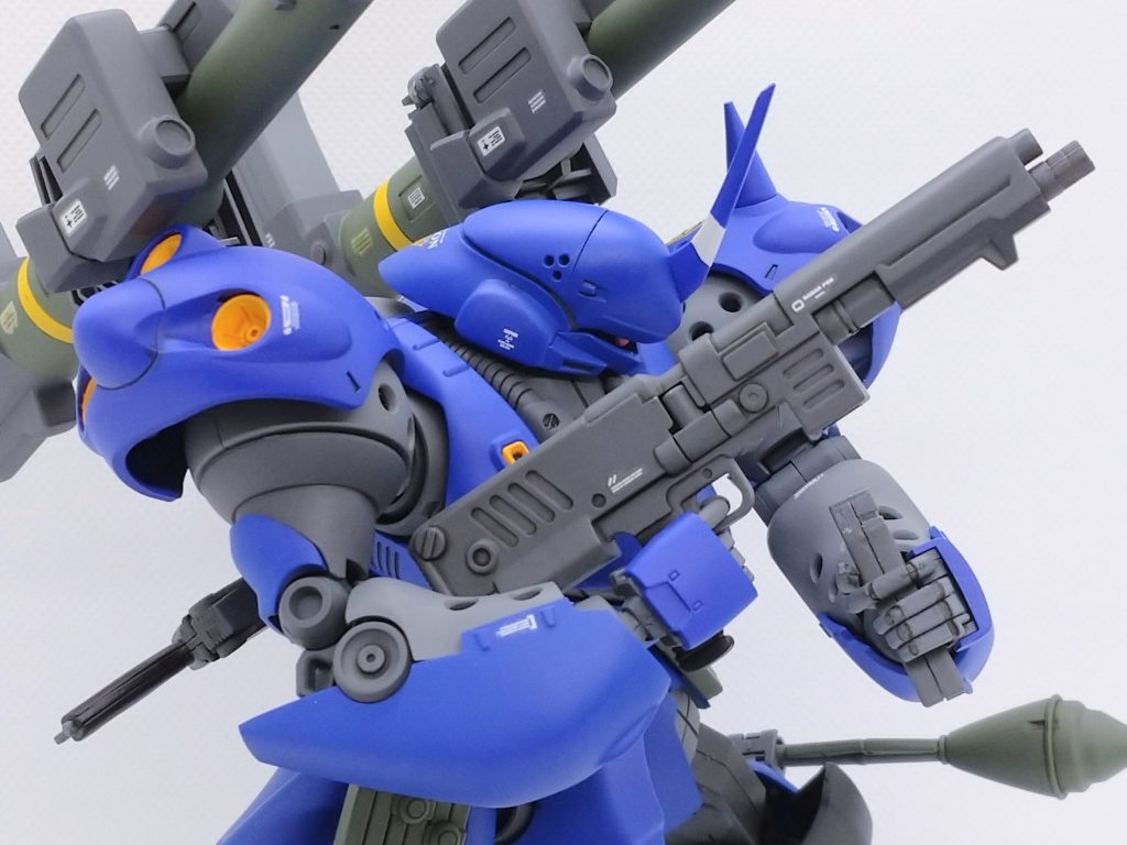 主兵装をショットガン→アサルトライフルへ変更したのでポンプアクションは出来なくなりましたが、マガジンが取り外せるのでマグチェンジのシーンが再現出来ます。