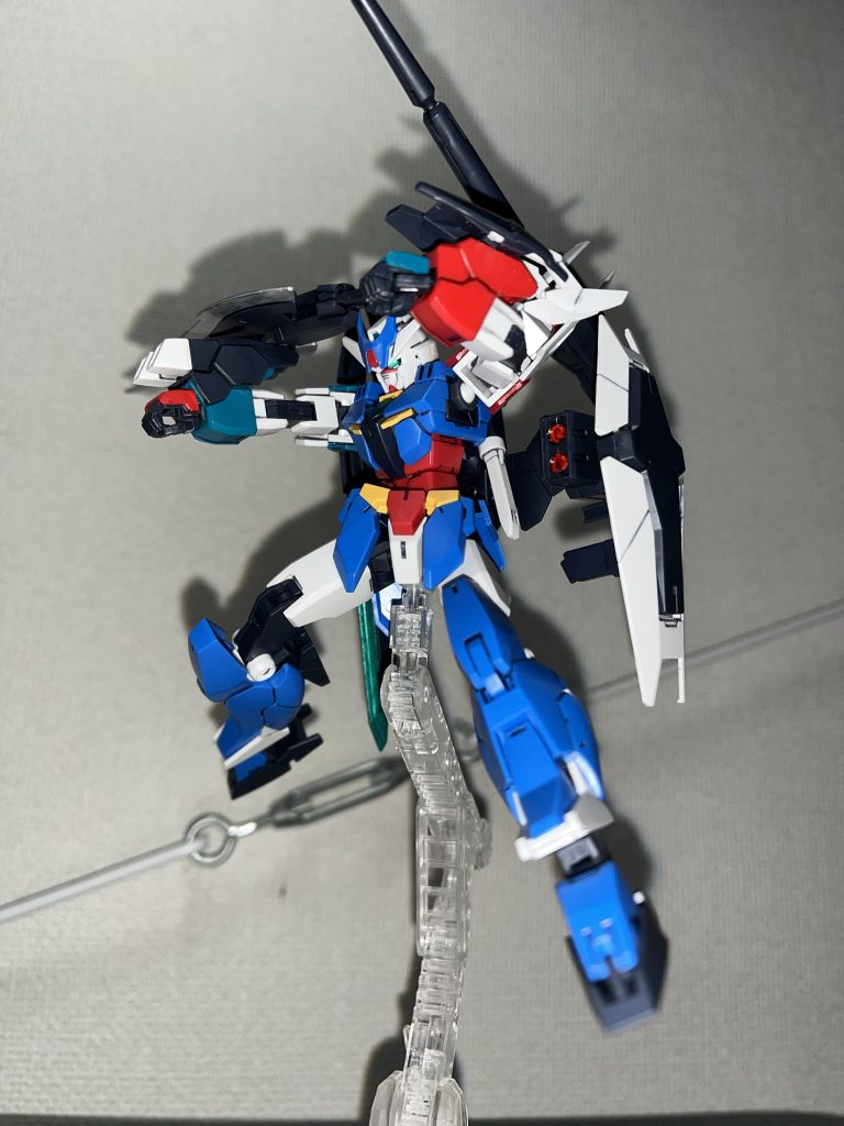 右腕のグレネードとバックパックのミサイルの発射イメージ!