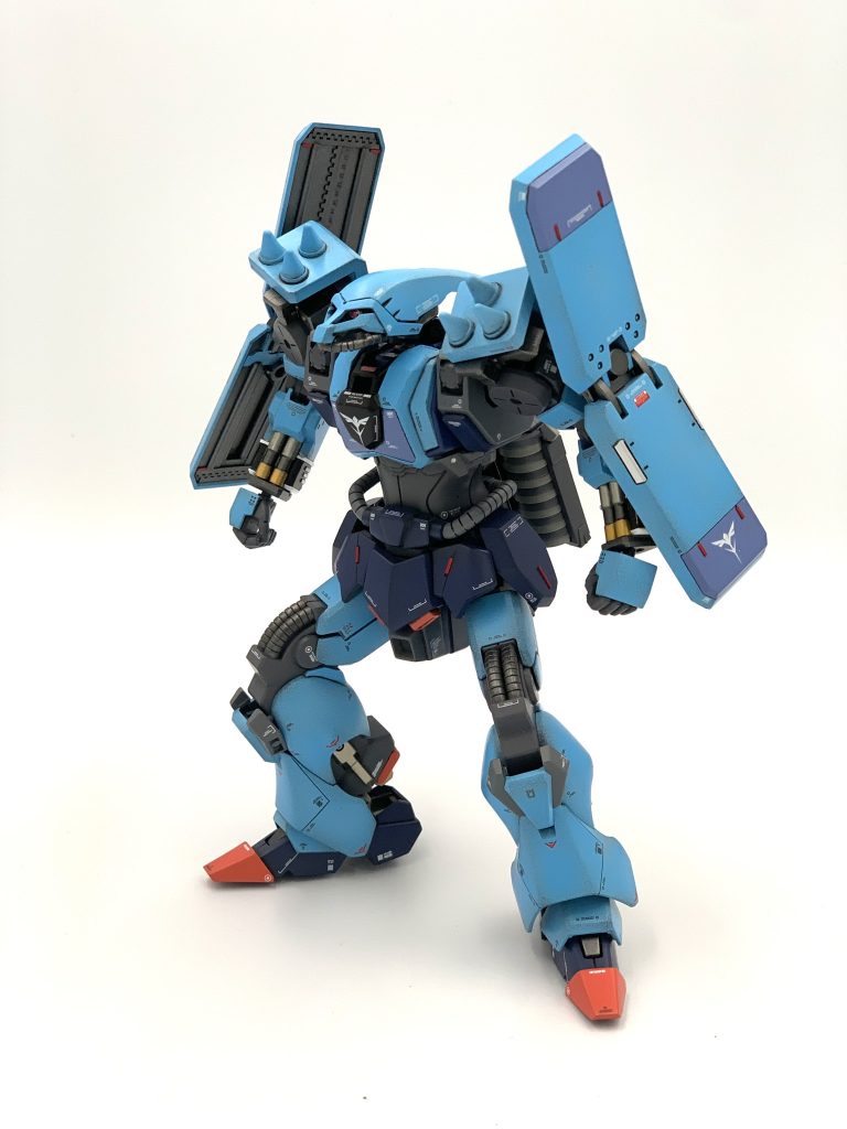 元々ユニークなデザインですが、頭部を前にせり出すよう改造。猫背姿勢にしたことで、より動物的な感じに。