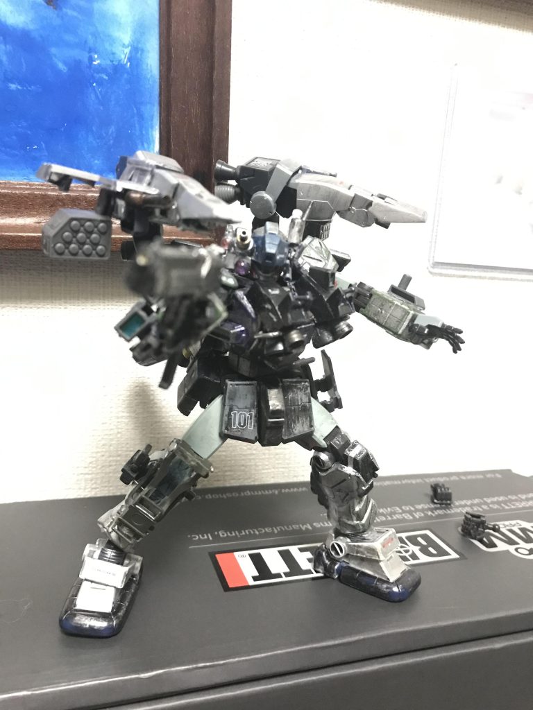 パルスナイフの鞘は右脚部に装備してます。