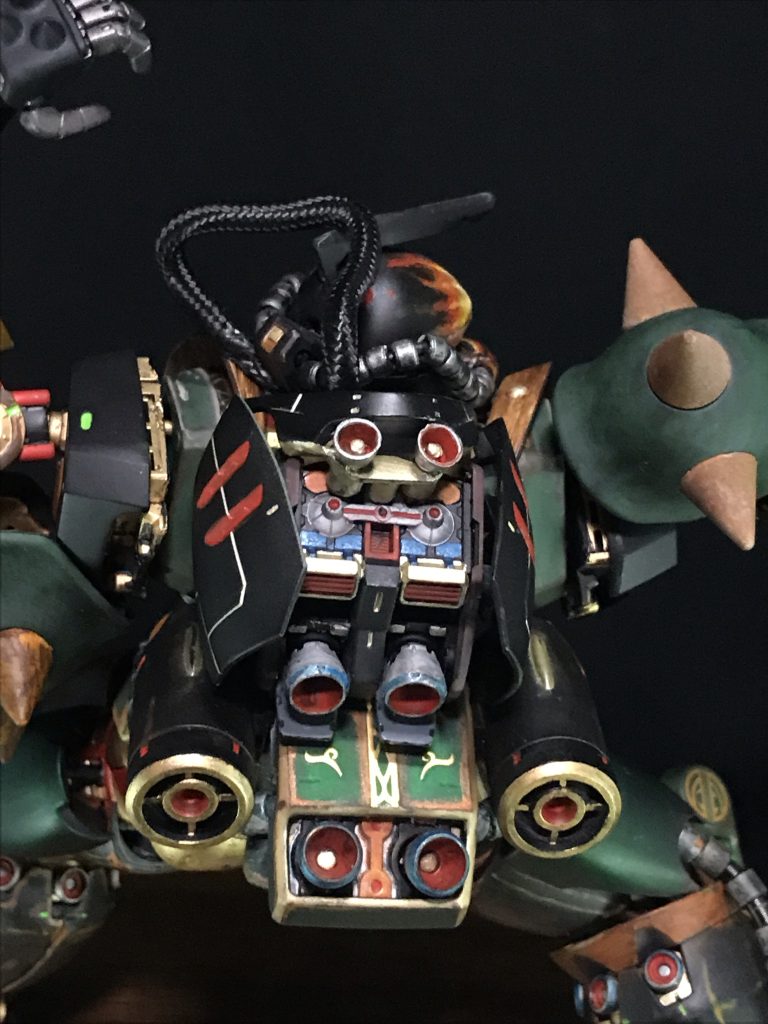 押し込まれても倒れない様にスラスターは様々な角度で取り付けました。