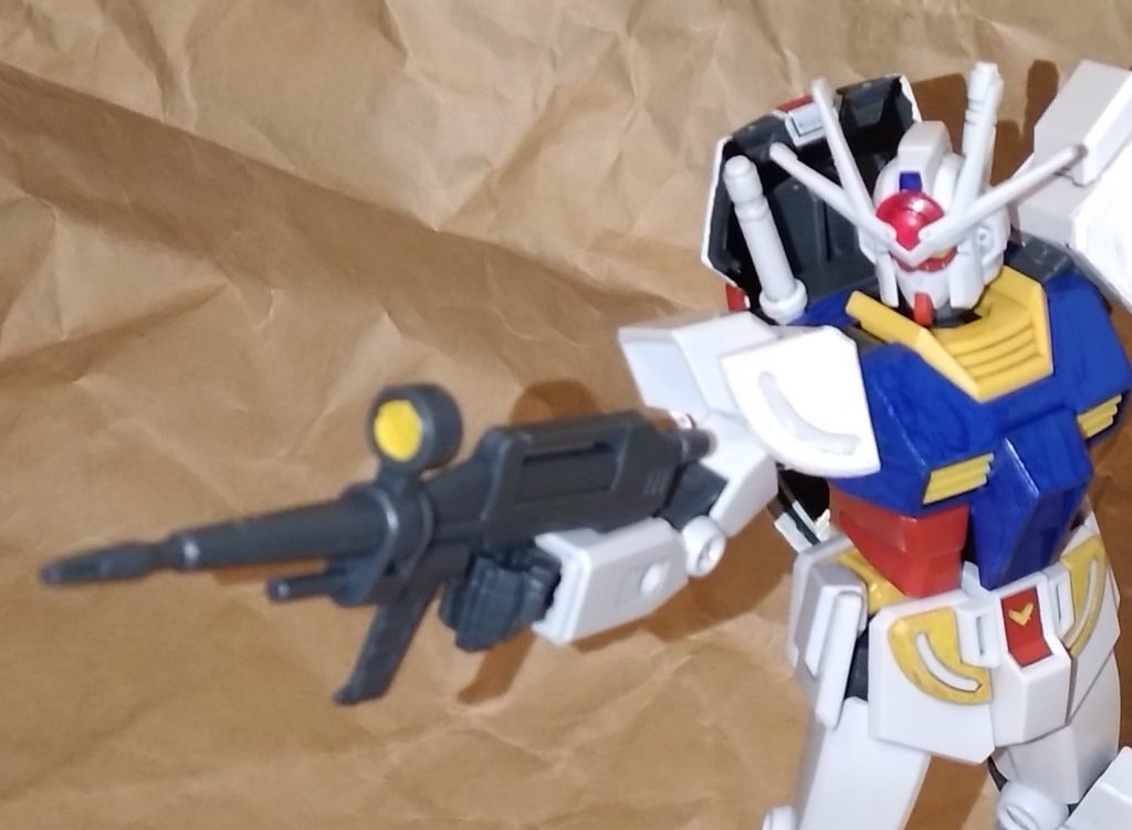 専用ビームライフル原点回帰ということで、参型のセンサー周りを強化した『ビームラーライフル』から通常のビームライフルに戻しました。自分なりの設定では、ラーガンダムのモノより高エネルギーで高性能に強化した…ということにしています。