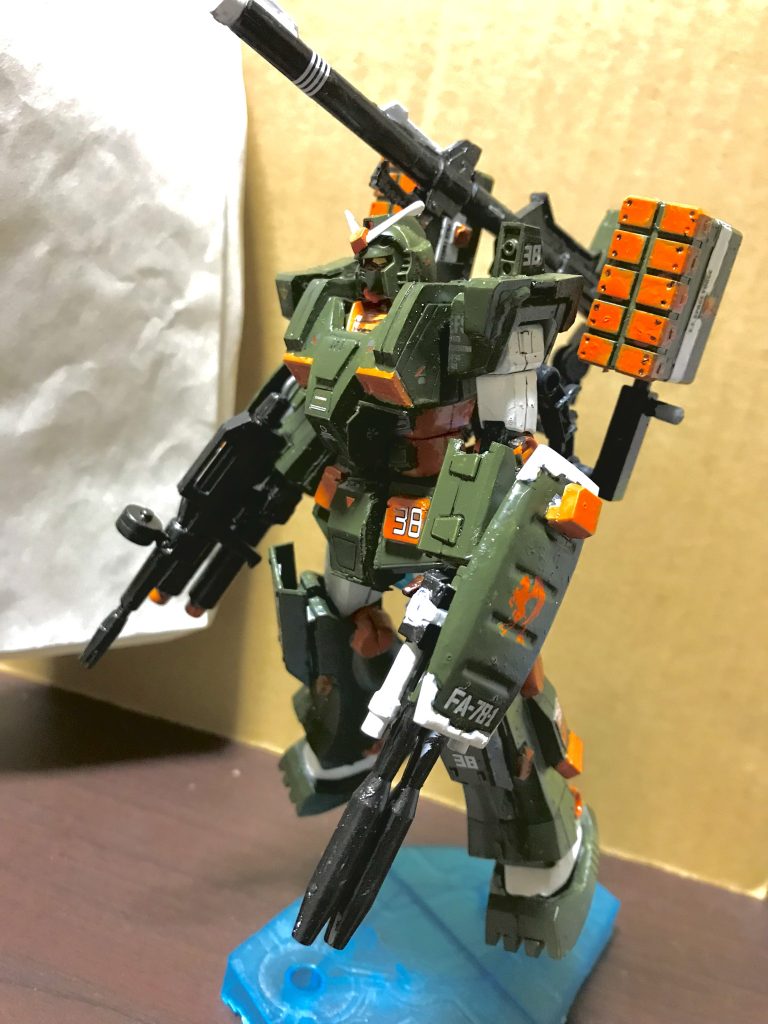 右サイドです。旧キットのキャノンは短く見えたのでrgのマークⅡのバズーカを組み替えて作りました｡